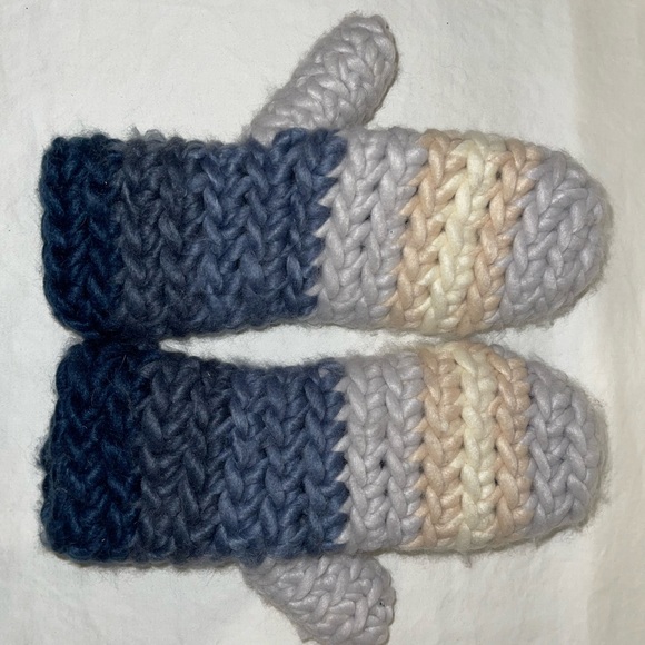 Universal Thread Knitted Mittens - Picture 2 of 4